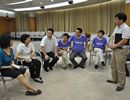 兩位老總正緊鑼密鼓地商討會(huì)場意見