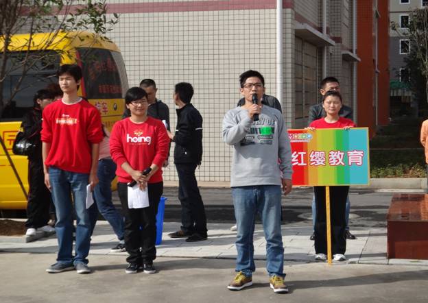 爸爸，表揚(yáng)您！作為家長代表講的還不錯(cuò)！