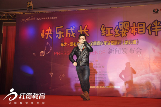 童星阿爾法現場演繹地方民歌《巴郎》
