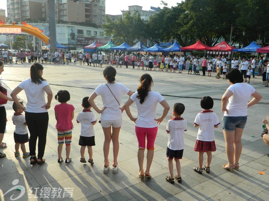 \廣東揭陽紅纓德才雙語幼兒園舉辦“六一”親子游藝活動