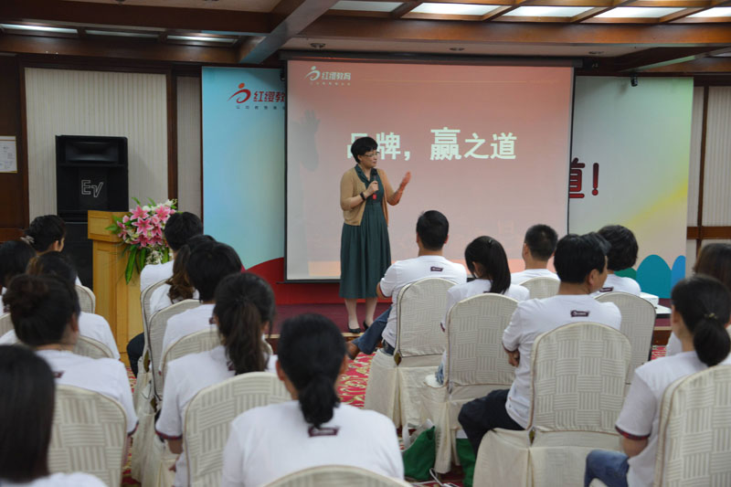 楊瑛老師體驗式團(tuán)隊授課中