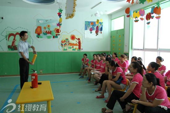 湖北荊州紅纓新加坡國際幼兒園開展消防知識(shí)培訓(xùn)