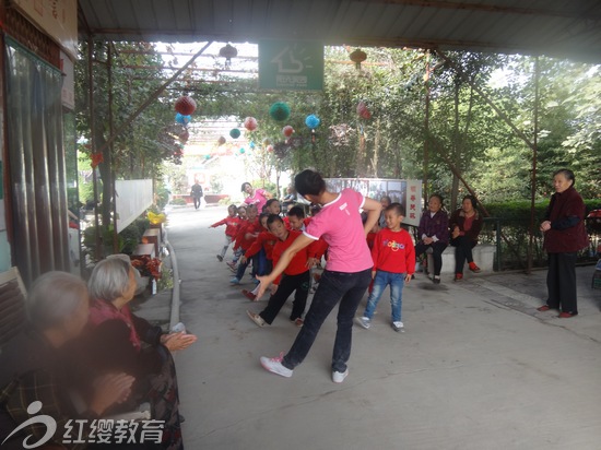 陜西華縣紅纓苗苗幼兒園開展重陽節(jié)關(guān)愛老人活動