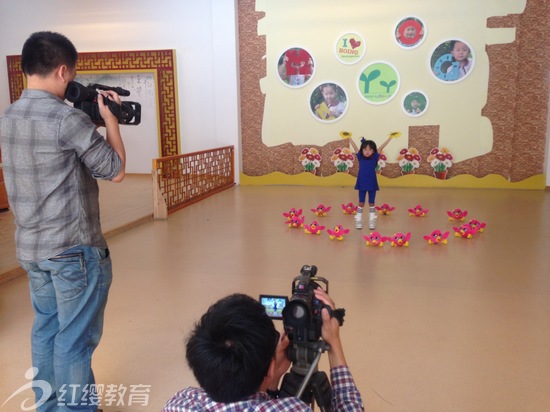 福建晉江電視臺(tái)《彩虹橋》欄目組蒞臨青陽(yáng)紅纓幼兒園現(xiàn)場(chǎng)錄制
