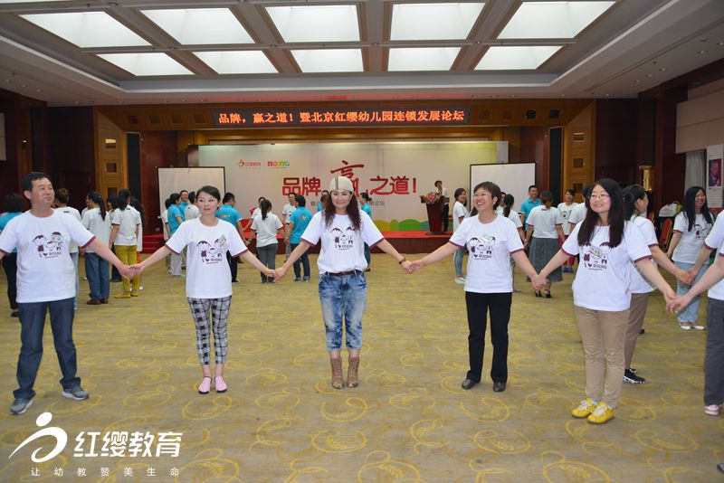 心手相牽，一路向前
