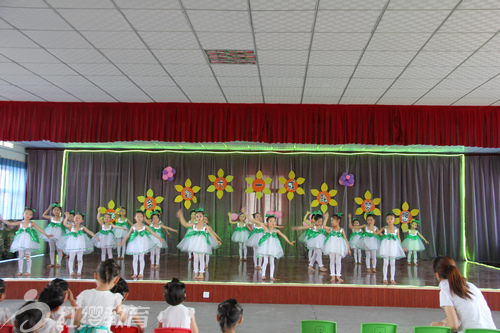 山東德州齊河紅纓紅太陽幼兒園舉辦慶六一跳蚤市場(chǎng)活動(dòng)