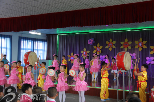 山東德州齊河紅纓紅太陽幼兒園舉辦慶六一跳蚤市場(chǎng)活動(dòng)