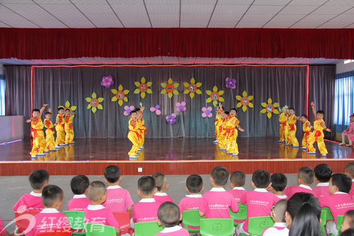 山東德州齊河紅纓紅太陽幼兒園舉辦慶六一跳蚤市場(chǎng)活動(dòng)