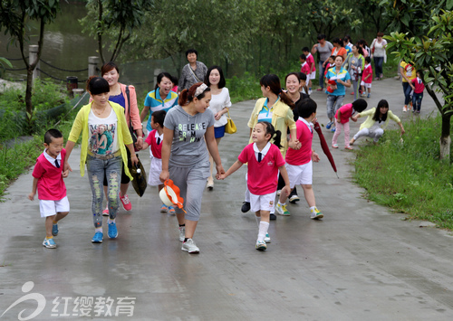 陜西安康紅纓高新幼兒園組織“初夏采摘”活動