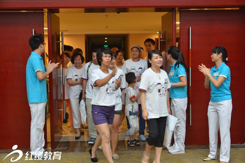 打開大門，迎八方來客