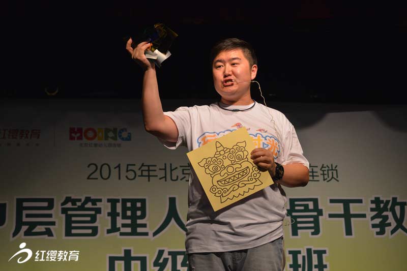 賴(lài)飛老師帶領(lǐng)大家體驗(yàn)玩美時(shí)光