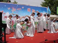 地震災(zāi)區(qū)的孩子們你們好嗎？老師把最真誠(chéng)的祝福送給你們：“親愛的孩子們節(jié)日快樂??！”