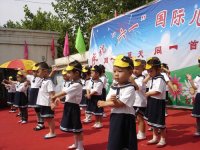 看他們跳得多認(rèn)真??！