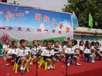 小二班表演的三字經(jīng)，三字經(jīng)好長(zhǎng)的，可他們背得一點(diǎn)也不錯(cuò)呦??！給點(diǎn)掌聲吧......