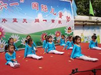 舞蹈班表演的《小小舞蹈家》，她們表演的都是基本功