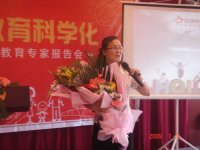 紅黃藍幼兒園王園長優(yōu)雅的站在講臺上向到來的家長致辭！
