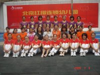 李久余老師手捧鮮花，在講臺上激情澎湃的給家長們演講！