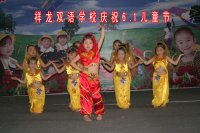 看，我們的韓國小歌星演唱的多認(rèn)真??！