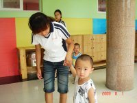 老師在領著新入園的孩子參觀幼兒園