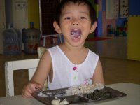 看我做只大老虎，大口大口的吃飯~~