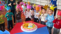 小壽星們唱生日快樂(lè)歌??！