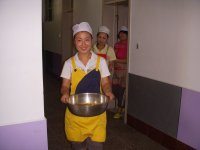 戴好帽子和圍裙，要給我的寶貝們拿飯啦~~