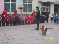 滅火器使用口訣：遇到火情不要慌、提瓶子，拔銷子，握管子，對準(zhǔn)火根摁把子。