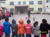 我縣消防隊(duì)張參謀在我們園的邀請下，親子來到園中在孩子們、老師們的熱烈歡迎下大家進(jìn)行消防知識培訓(xùn)。