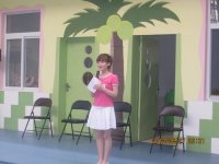 上午9：00家長會正式開始，主持人開始講話