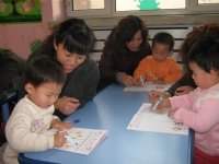 思維小二班幼兒、家長及教師快樂合影，展現(xiàn)家園同樂