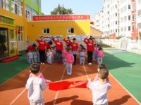 幼兒自己體驗(yàn)升國旗的神圣！