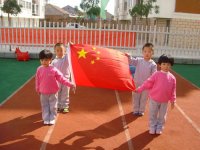 幼兒在教師的指導(dǎo)下自己體驗(yàn)制作國旗的樂趣...