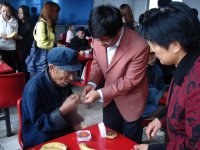 中秋節(jié)馬玉林幼兒園到敬老院慰問(wèn)。