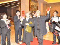 來(lái)賓在歡呼聲中走上紅地毯