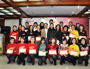 闞吉瑩、蔡曉光老師為學(xué)員們頒發(fā)結(jié)業(yè)證書