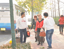 接站老師幫園長(zhǎng)拿行李