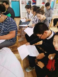 會議前，各班老師精心準(zhǔn)備所需材料，在門口笑迎迎接每位家長的到來！進入班級的家長翻閱幼兒園保育、教學(xué)方面的表格，了解我們工作的日常。 一個幼兒園的核心競爭力最終取決于您所培養(yǎng)的孩子是否適應(yīng)時代的需求?！凹t纓教育”認為：圍繞幼兒“習(xí)慣養(yǎng)成、身心健康、智力開發(fā)”三方面，努力建構(gòu)“動力系統(tǒng)、知識系統(tǒng)、能力系統(tǒng)”的教育才是真正意義上的素質(zhì)教育。