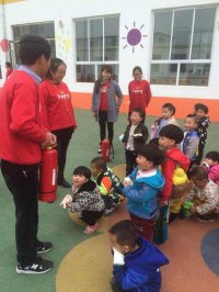 “消防員”為幼兒講解防火滅火知識(shí)