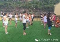 媽媽們?cè)诮o寶貝們做榜樣。