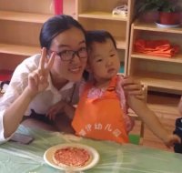 寶貝的披薩做好了，接下來就要交給廚房阿姨了，經(jīng)過她們靈巧的手我們的披薩就可以吃了。
