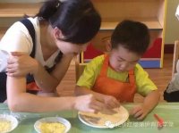 終于可以制作了，看我們的寶貝多么認(rèn)真啊。