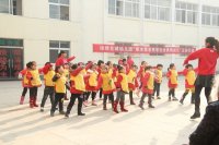 大班寶寶為老人表演迎向朝陽(yáng)