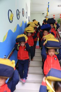 拉薩小精靈藝術(shù)幼兒園開展地震應(yīng)急避險(xiǎn)演練