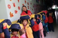 拉薩小精靈藝術(shù)幼兒園開展地震應(yīng)急避險(xiǎn)演練