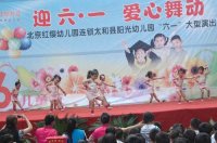 小班寶寶在表演節(jié)目《紅豆》！