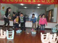 比賽，看誰可以丟進(jìn)去