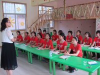 李久余老師對幼兒園全體教師進行培訓(xùn)