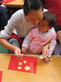9月23日下午3點(diǎn)，小班組的孩子們在爸爸媽媽的陪同下，同老師們一起齊唱國歌、一起剪剪貼貼做國旗。做得可認(rèn)真了！瞧，當(dāng)孩子們手里揮舞著做好的國旗,心里甭提多高興了!