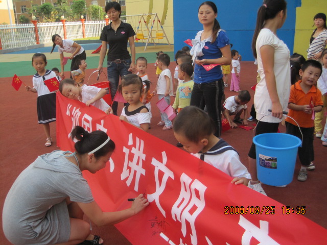 幼兒園“你丟我撿”活動(dòng)