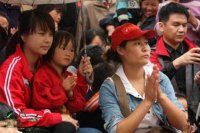 下雨了，老師和愛心網(wǎng)友陪孩子們一起觀看精彩演出。
